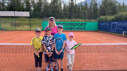 Kindertraining beim TC Pflach mit Katharina